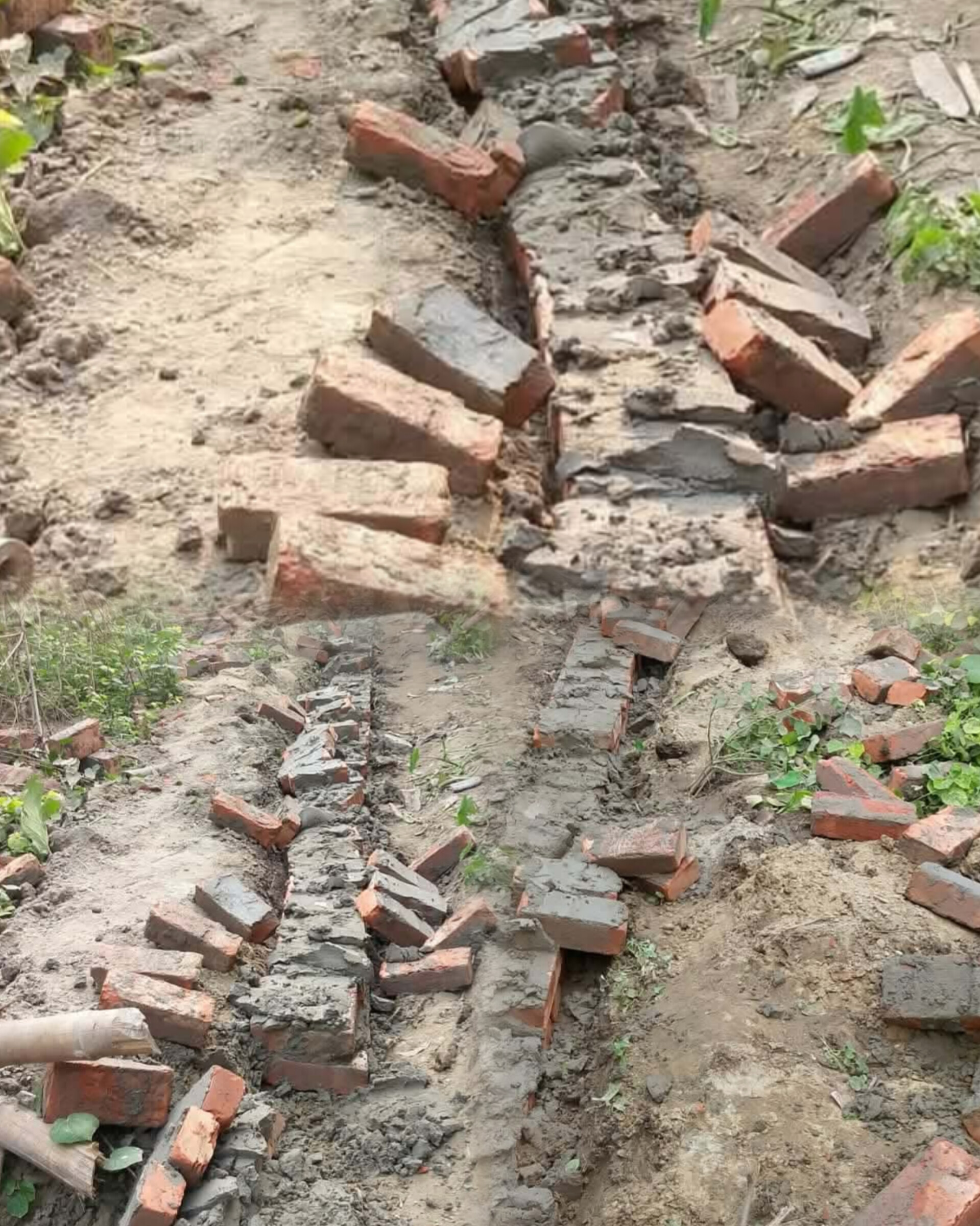 দাগনভূঞা  যুবদল নেতার নেতৃত্বে চাঁদার দাবীতে সীমানা প্রাচীর ভাংচুরের অভিযোগ 